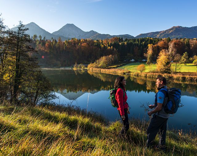 Wandern im Herbst am Aichwaldsee